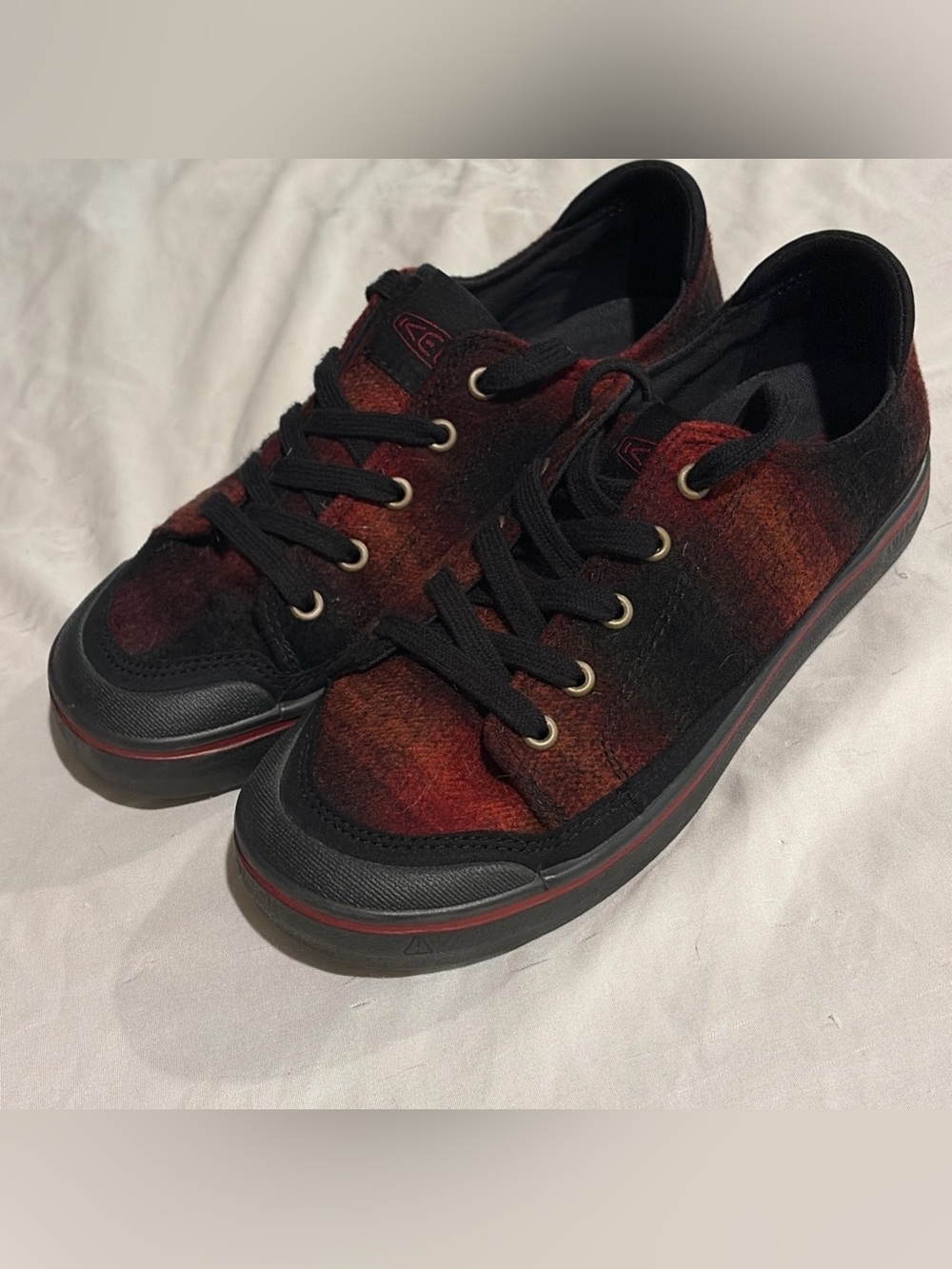 Keen Women's Elsa IV Red Black Plaid Wool Flannel Dark Academia Sneakers 7